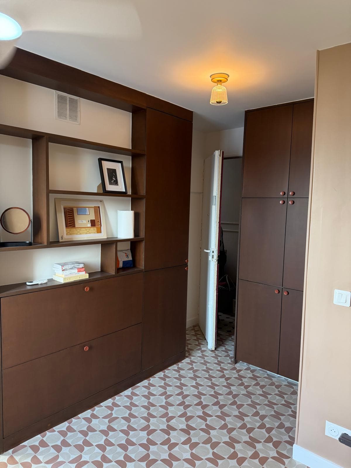 Studio Duhesmes : entrée avec placards sur mesure en bois foncé et sol en carreaux de ciment