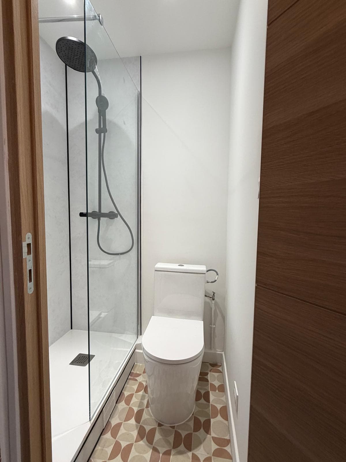 Studio Duhesmes : salle d'eau avec douche à paroi vitrée et toilettes